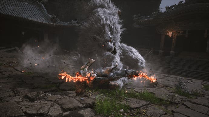 Capture d'écran de Black Myth Wukong montrant le personnage attaquant un grand ennemi loup avec une attaque sautante enflammée et tournante.