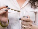 Une recherche publiée dans l’International Journal of Drug Policy a révélé que la consommation d’herbe était « significativement » associée à une réduction des envies de fumer chez les personnes utilisant des opioïdes sans ordonnance.