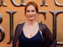 L'écrivain britannique JK Rowling pose sur le tapis rouge après son arrivée pour assister à la première mondiale du film 