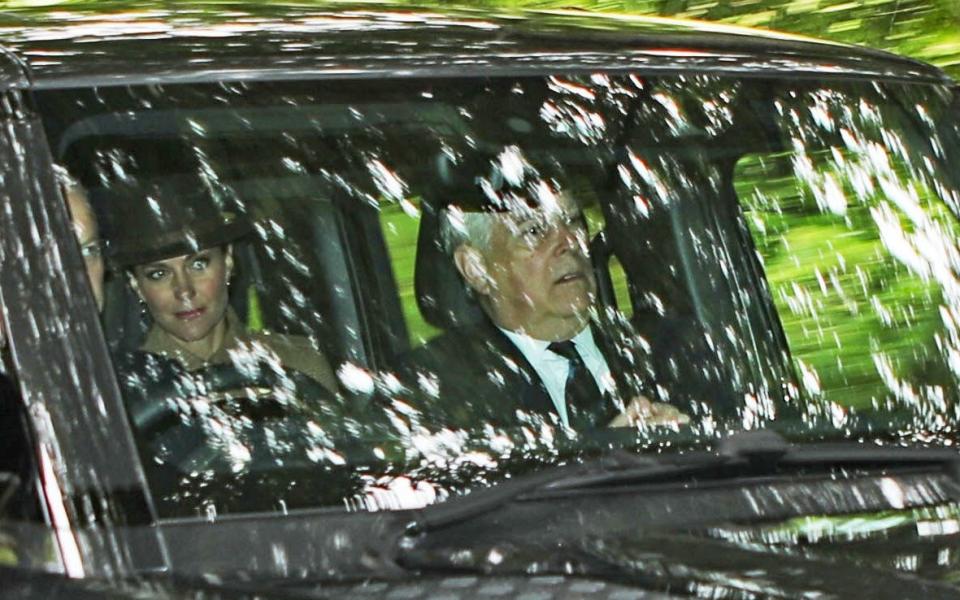 Le prince Andrew a été photographié dimanche en train d'être conduit à l'église du domaine de Balmoral.