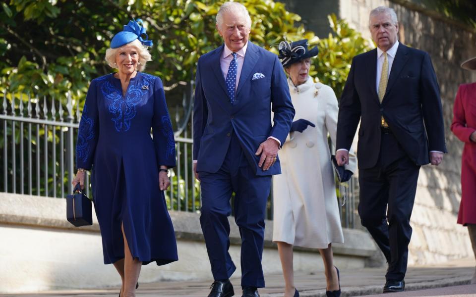La reine et le roi marchent avec le prince Andrew et la princesse royale