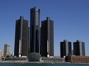 Unifor et les Trois constructeurs automobiles de Détroit ont entamé les négociations le 10 août pour leur prochain contrat de trois ans.  Le Renaissance Center, siège de General Motors, est visible le long de la ligne d'horizon de Détroit depuis la rivière Détroit.