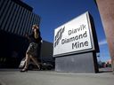 Un piéton marche devant les bureaux de la mine de diamant Diavik à Yellowknife, dans les Territoires du Nord-Ouest.