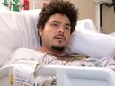 Jordan Rivera allongé dans un lit d'hôpital après avoir perdu un bras lors d'une attaque d'alligator.