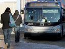 Fichier : Les usagers du transport en commun montent à bord d’un bus au terminal de transport en commun de Southgate. 
