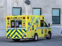 Une ambulance s'approche d'un hôpital de Montréal.