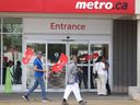 Les employés d'une épicerie Metro en grève dans un magasin de Toronto le 1er août.