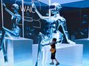 Un enfant visite la Conférence mondiale sur l'intelligence artificielle (WAIC) à Shanghai le 6 juillet. 