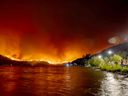 Des résidents observent l'incendie de forêt de McDougall Creek à West Kelowna, en Colombie-Britannique, le 17 août.