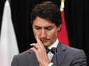 Le premier ministre Justin Trudeau s'adresse aux médias à Toronto. 