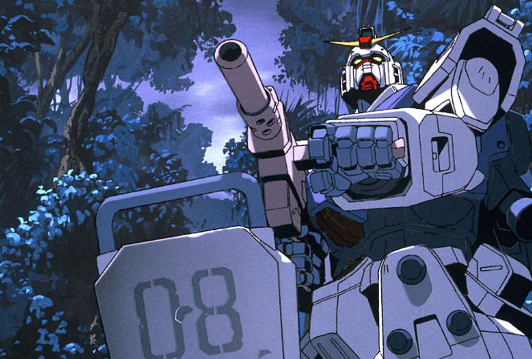 Une combinaison Gundam de type terrestre RX-79 visant une mitrailleuse dans une forêt dans Mobile Suit Gundam : 08th MS Team.