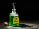 Le poison est un liquide vert dans un flacon en verre. 