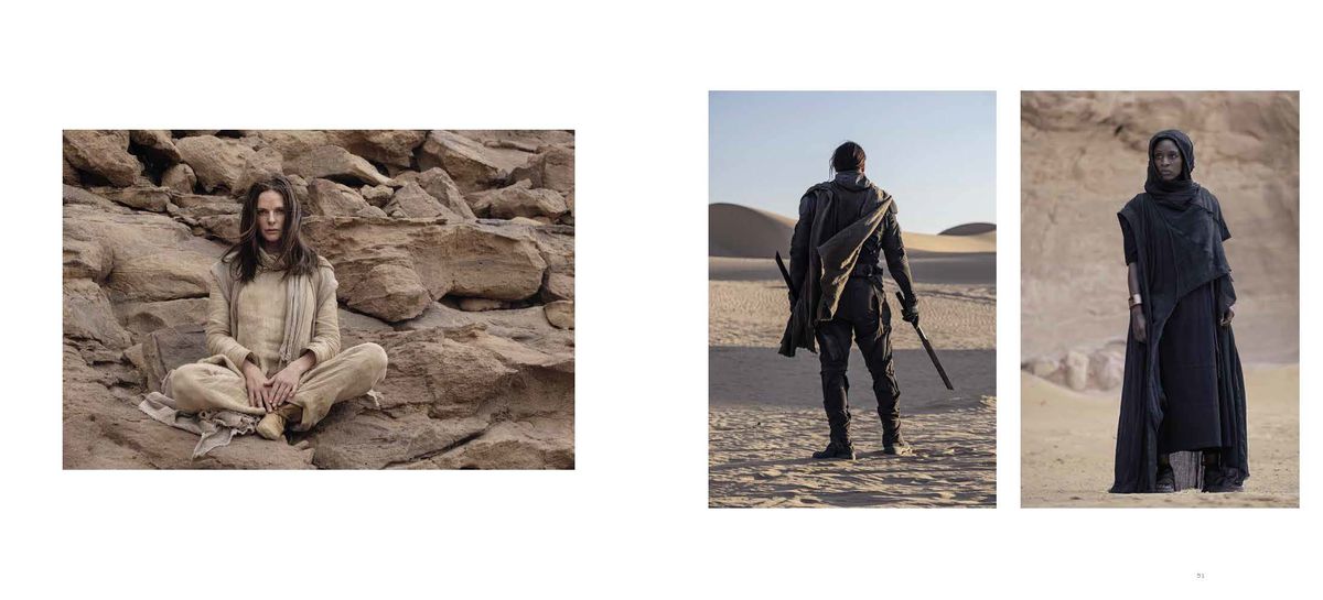 Images de Dune, première partie : la photographie comprenant Rebecca Ferguson assise sur un rocher et diverses personnes debout dans le désert