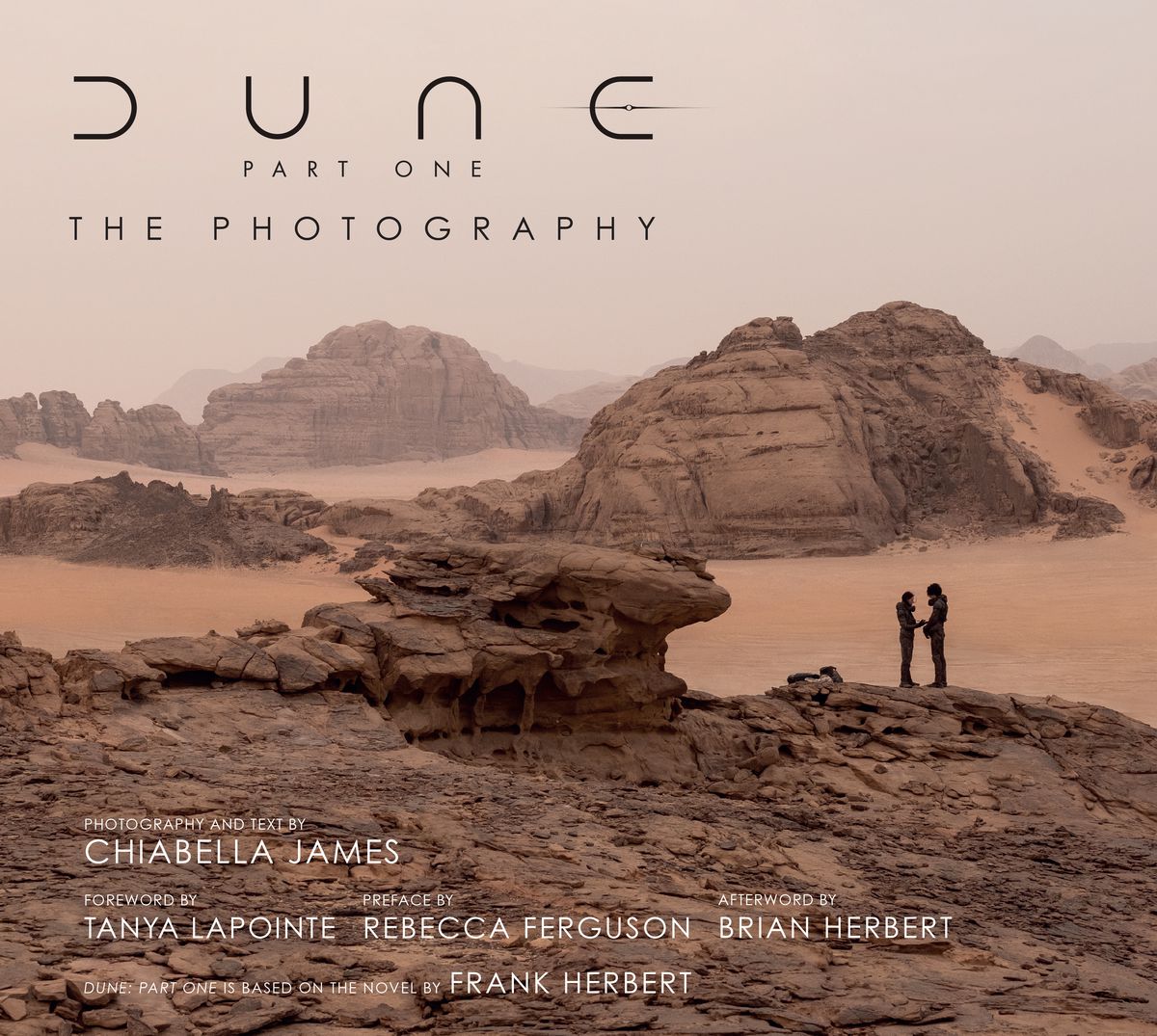 La couverture de Dune Part One: The Photography, qui montre deux personnes debout sur une falaise rocheuse dans le désert