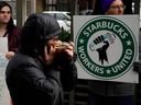 Une personne passe devant une grève du syndicat des travailleurs de Starbucks devant un café Starbucks dans le quartier de Chelsea à New York.