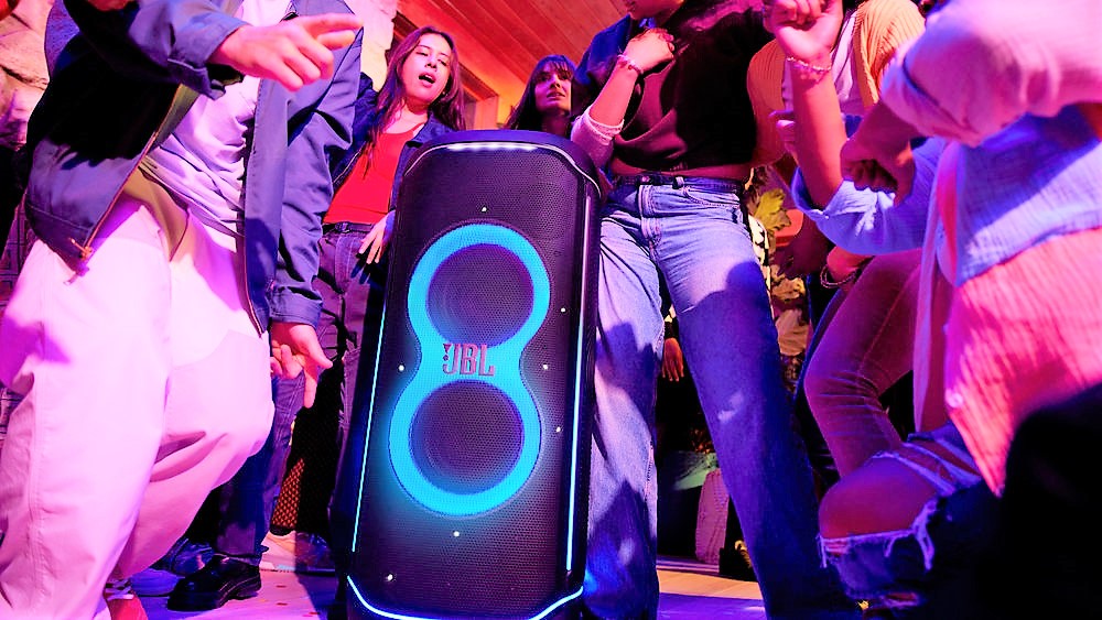 image de presse de l'enceinte lumineuse JBL PartyBox Ultimate entourée de danseurs