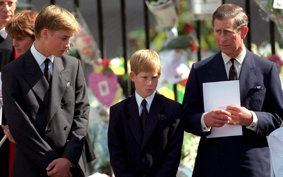 Le prince Harry devant l'abbaye de Westminster lors des funérailles de Diana