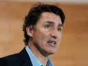 Le premier ministre Justin Trudeau s'adresse aux journalistes à Cornwall, à l'Île-du-Prince-Édouard, le lundi 21 août 2023.