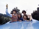 Les Beatles regardent l'autocar du Magical Mystery Tour en 1967. La chanson du groupe, All You Need Is Love, ne pourrait être plus éloignée de la vérité en matière d'investissement.