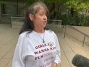 Sharon Bursey s'adresse aux journalistes devant le palais de justice de Vancouver le 29 septembre 2022, après que la soignante Astrid Dahl a reçu une peine de 12 mois avec sursis en lien avec le décès de la sœur de Bursey, Florence Girard.