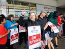 Lana Payne, la présidente nationale d'Unifor, crie aux côtés des travailleurs lors d'une ligne de piquetage devant une épicerie Metro à Toronto le 29 juillet.