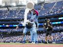 Ernie Clement, des Blue Jays de Toronto, est aspergé d'eau par son coéquipier Vladimir Guerrero Jr. après avoir battu les Nationals de Washington en MLB à Toronto le mercredi 30 août 2023. 
