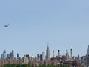 La vue de Lower Manhattan depuis l’East River à Williamsburg, qui fait partie de Brooklyn. 