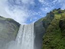 Skogafoss est une cascade majestueuse située le long de la côte sud de l'Islande. 