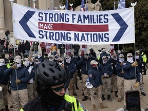 Des membres du Patriot Front assistent au 49e rassemblement annuel de la Marche pour la vie le 21 janvier 2022 à Washington, DC