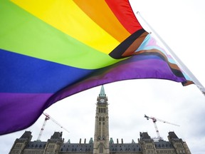 Le Canada avertit les membres de la communauté LGBTQ+ qu'ils pourraient être victimes de discrimination s'ils voyagent dans certains endroits des États-Unis.  Un drapeau de la Fierté flotte sur la Colline du Parlement à Ottawa le 8 juin 2023.