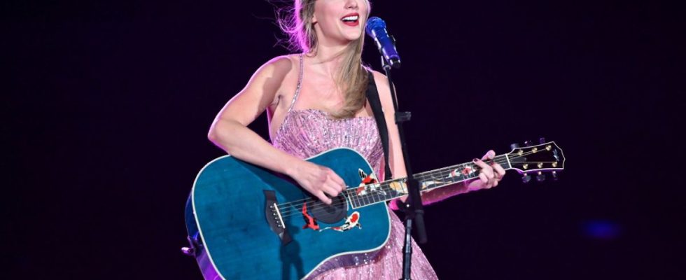 DENVER, COLORADO - JULY 14: EDITORIAL USE ONLY Taylor Swift performs onstage during