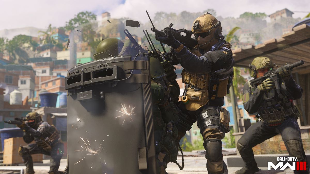 Un quatuor de soldats échange des tirs sur la carte Favela, deux se mettant à couvert derrière un bouclier anti-émeute blindé dans une capture d'écran du mode multijoueur de Call of Duty: Modern Warfare 3