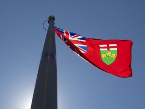 Un conseil scolaire du sud-ouest de l'Ontario plafonne les inscriptions dans l'une de ses écoles élémentaires, citant ce qu'il a appelé "une croissance sans précédent" à Londres.  Le drapeau provincial de l'Ontario flotte à Ottawa, le lundi 6 juillet 2020.