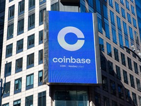 Un moniteur affiche la signalisation Coinbase lors de l'introduction en bourse de la société au Nasdaq MarketSite à New York, aux États-Unis
