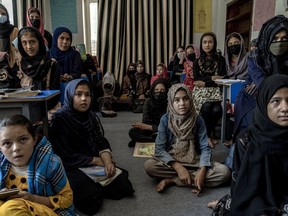 Des filles afghanes assistent à un cours dans une école souterraine, à Kaboul, en Afghanistan, le jeudi 28 juillet 2022.