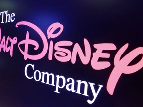 DOSSIER – Le logo Walt Disney Co. apparaît sur un écran au-dessus du parquet de la Bourse de New York le 7 août 2017. Disney a annoncé des pertes plus faibles sur sa plateforme de streaming Disney+ au cours du trimestre clos le 1er juillet 2023 et a augmenté ses revenus. mais a également perdu des abonnés Disney+ pour le deuxième trimestre consécutif.