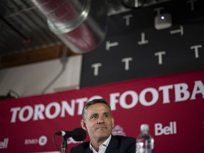 Le nouvel entraîneur-chef du Toronto FC, John Herdman, assiste à une conférence de presse.