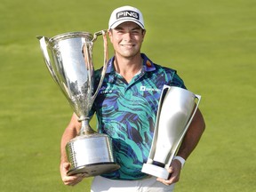 Viktor Hovland détient les trophées de la Western Golf Association et du BMW Championship.