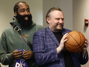 James Harden (à gauche) et le président des opérations de basket-ball Daryl Morey des Philadelphia 76ers regardent lors d'une conférence de presse.