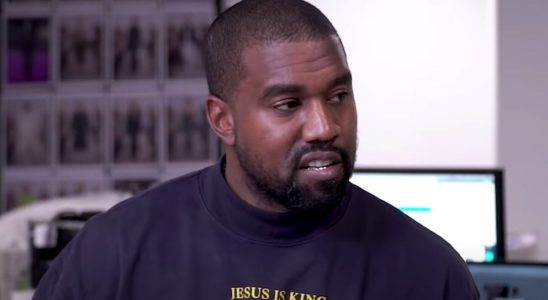 Kanye West porte prétendument des vêtements amples pendant la chaleur estivale pour cacher sa prise de poids, et cela cause apparemment des problèmes d'odeur