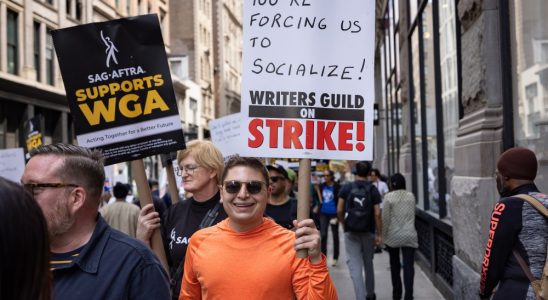 NEW YORK, UNITED STATES - 2023/05/19: Writers Guild of America members march on a picket line in front of Netflix offices. After contract negotiations failed, thousands of unionized writers voted unanimously to strike, bringing television production to a halt, and initiating the first walkout in 15 years. (Photo by Michael Nigro/Pacific Press/LightRocket via Getty Images)