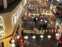 Des acheteurs passent devant des étals dans un marché nocturne à Wuhan, en Chine.  L'indice des prix à la consommation a chuté pour la première fois en deux ans, a indiqué l'agence nationale chinoise des données.