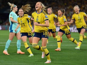 Fridolina Rolfo, de Suède, célèbre le premier but de son équipe lors du match pour la troisième place de la Coupe du monde féminine de la FIFA, Australie et Nouvelle-Zélande 2023 entre la Suède et l'Australie au stade de Brisbane le 19 août 2023 à Brisbane, en Australie.