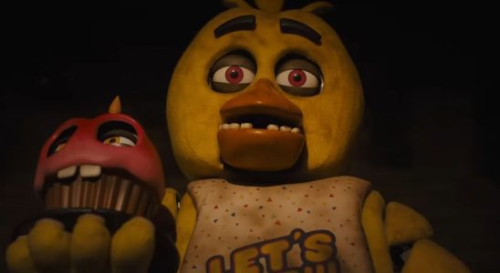 La bande-annonce du film Five Nights at Freddy's présente enfin le gang : Freddy, Foxy, Bonnie, Chica et Mr Cupcake, qui mange la tête d'un homme