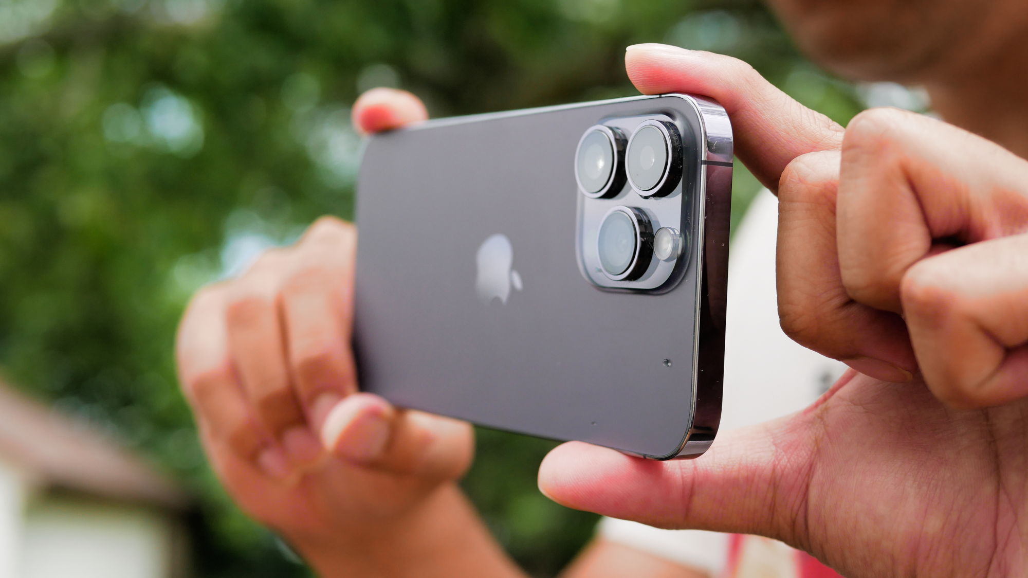 Gros plan des caméras Apple iPhone 14 Pro Max.