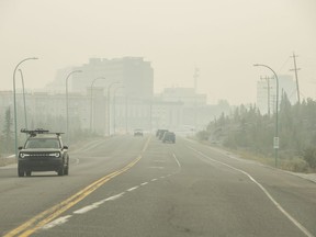 Une épaisse fumée provenant des incendies de forêt à proximité remplit le ciel à Yellowknife, le mardi 15 août 2023.