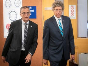 Le président de l'Association des commissions scolaires anglophones du Québec, Dan Lamoureux, à gauche, et le directeur général Russell Copeman quittent la salle d'audience lors d'une audience sur le projet de loi 40 le mardi 23 juin 2020.