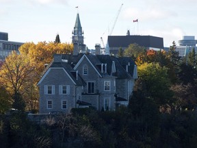 La résidence officielle des premiers ministres canadiens, 24 Sussex, est vue sur les rives de la rivière des Outaouais à Ottawa, le 26 octobre 2015. La résidence en proie à des problèmes pourrait être remplacée au lieu d'être restaurée, a déclaré le gouvernement.
