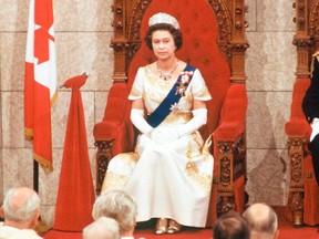 La reine Elizabeth II ouvre officiellement la session du Parlement dans la chambre du Sénat à Ottawa le 18 octobre 1977.