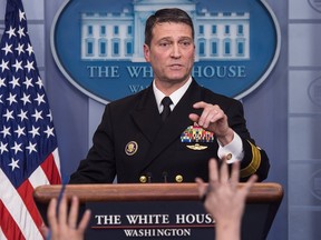 Dans cette photo d'archive prise le 16 janvier 2018, le contre-amiral Ronny Jackson, alors médecin de la Maison Blanche, s'exprime à la Maison Blanche à Washington.